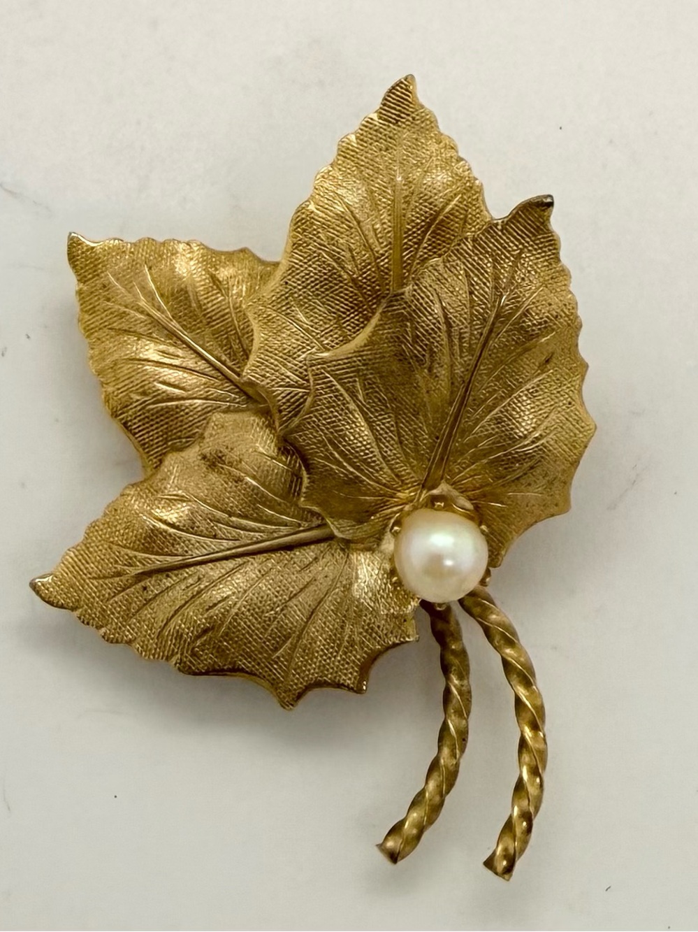 Vintage Gold tone Maple Leaf Pearl Brooch scarf pin